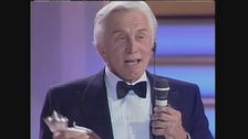 Kirk Douglas sul palco dei Telegatti 1995