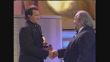 Bud Spencer consegna il Telegatto 1995 a Steven Segal
