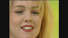 Jennie Garth passa le arance con il mento a Gerry Scotti