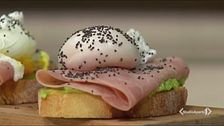 Bruschette con uova in camicia, prosciutto cotto e avocado
