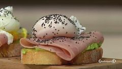 Bruschette con uova in camicia, prosciutto cotto e avocado