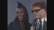 Grace Jones incanta il pubblico con "Love on top of love"