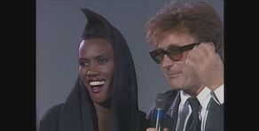 Grace Jones incanta il pubblico con "Love on top of love"