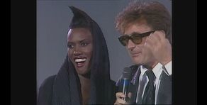 Grace Jones incanta il pubblico con "Love on top of love"