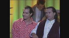 Francesco Baccini e i Ladri di Biciclette cantano la loro celebre "Sotto questo sole"