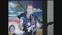 Jerry Calà in versione punk canta "Tu pattini e ti spettini" a Professione vacanze