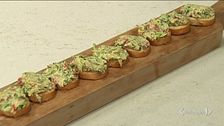 Crostini con zucchine, pomodoro secco e robiolina