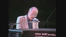 Gino Paoli a Vota la voce '82 canta al pianoforte "Il cielo in una stanza"