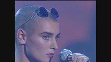 La magnetica Sinead O'Connor si esibisce nel 1992 a Vota la voce