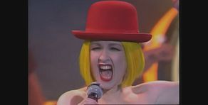 Cyndi Lauper canta il successo "Girls Just Wanna Have Fun"