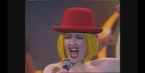 Cyndi Lauper canta il successo "Girls Just Wanna Have Fun"