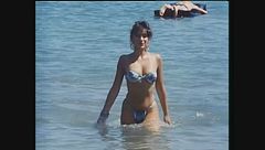 Sabrina Salerno è la sexy Mia Star in Professione Vacanze