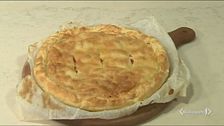 Torta salata salsiccia, pomodori e formaggio