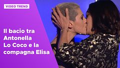 Il bacio tra Antonella Lo Coco e la compagna Elisa