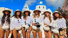 Santorini, il gioiello bianco a strapiombo sul Mediterraneo