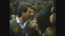 Luca Barbareschi bloccato in ascensore tra le fan