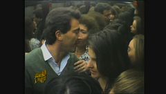 Luca Barbareschi bloccato in ascensore tra le fan