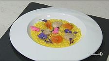 Risotto allo zafferano, capesante e fiori