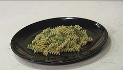 Fusilli con pesto, fagiolini e gorgonzola