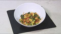 Spadellata zucchine, pomodori e pinoli