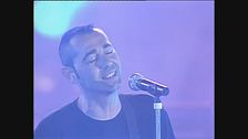 Luca Carboni canta "Le ragazze"