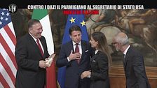 Le Iene consegnano il parmigiano a Mike Pompeo contro i dazi Usa