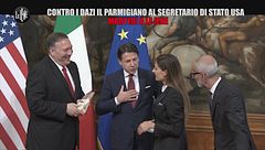 Le Iene consegnano il parmigiano a Mike Pompeo contro i dazi Usa