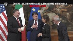 Le Iene consegnano il parmigiano a Mike Pompeo contro i dazi Usa