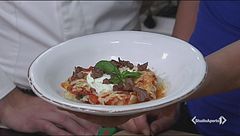 Pane bagnato con uovo e pomodoro