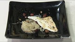 Filetto di pesce con cipolle in agrodolce