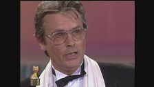 Alain Delon consegna il Telegatto 1991 per la miglior soap a Beautiful