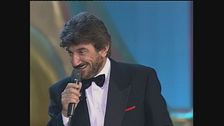 Gigi Proietti ritira il Telegatto 1996 per il Maresciallo Rocca