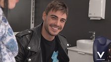 Francesco Monte nel backstage di Verissimo, tra prove di voce e balletti
