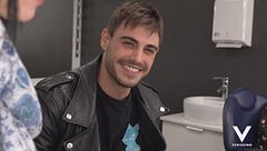 Francesco Monte nel backstage di Verissimo, tra prove di voce e balletti