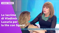 Le lacrime di Vladimir Luxuria per la lite con Vittorio Sgarbi