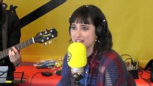 Lodovica Comello live a 105 Take Away con "Il cielo non mi basta"