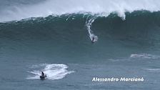 Alessandro Marcianò cavalca un'onda di 18 metri in Portogallo