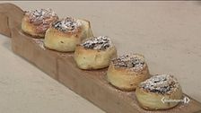 Girelle di pasta sfoglie con uvetta e noci