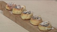 Girelle di pasta sfoglie con uvetta e noci