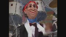 Pippo Baudo si esibisce al Controfestival di Sanremo di Gommapiuma