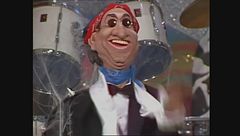 Pippo Baudo si esibisce al Controfestival di Sanremo di Gommapiuma