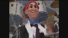 Pippo Baudo si esibisce al Controfestival di Sanremo di Gommapiuma
