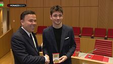 Il ferrarista Charles Leclerc riceve la Médaille d'Honneur