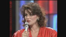 Il debutto da cantante di Serena Grandi a Pentatlon
