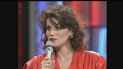 Il debutto da cantante di Serena Grandi a Pentatlon