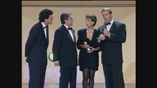 Claudia Cardinale premia Arnold Schwarznegger ai Telegatti del 1992