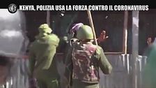 Coronavirus, in Kenya: la polizia fa rispettare la quarantena a bastonate