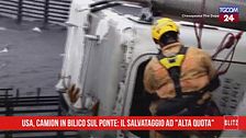 Usa, camionista in bilico sul ponte con venti a 95 km/h: il salvataggio ad "alta quota"