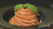 Spaghetti con pesto di ricotta salata, pomodorini e gamberi