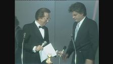 Michele Placido ritira il Telegatto per La Piovra nel 1984